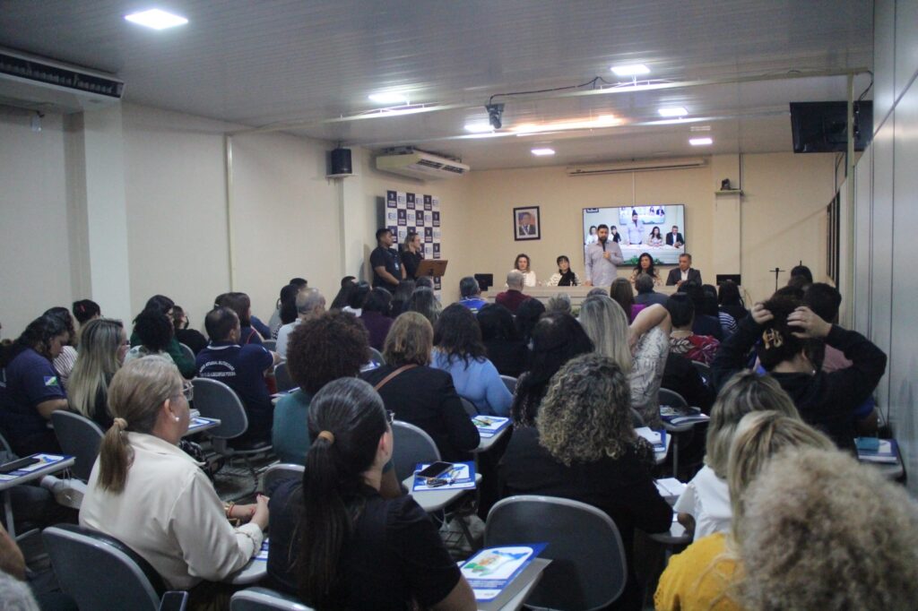 Professores de Língua Portuguesa e Matemática estiveram reunidos nesta terça-feira, 10, no I Seminário Estadual para a recomposição das aprendizagens: superando desafios na rede pública de Roraima. O encontro foi realizado no auditório do IERR (Instituto de Educação de Roraima), com transmissão ao vivo pelo canal do NTE (Núcleo de Tecnologia Educacional) no YouTube.