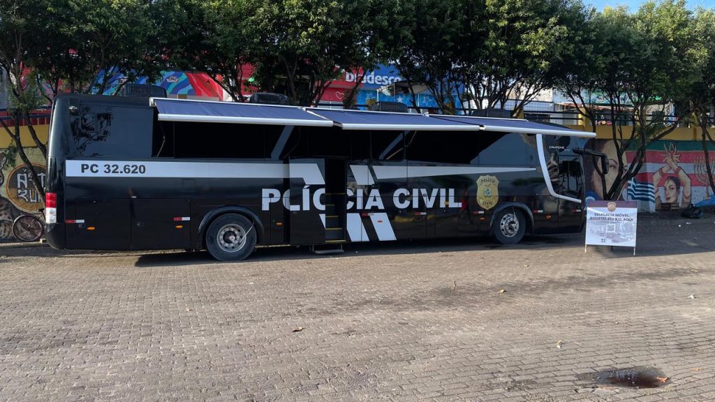 A Delegacia Móvel, da Polícia Civil do Amazonas (PC-AM), começou a funcionar, nesta quarta-feira (25/06), no Porto de Parintins (a 369 quilômetros de Manaus), para reforçar a segurança dos brincantes que chegam à Ilha Tupinambarana para prestigiar o 58° Festival de Parintins, de sexta-feira a domingo (27 a 29/06). A unidade policial irá funcionar das 8h às 2h.