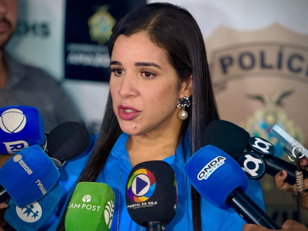 A Polícia Civil do Amazonas (PC-AM), por meio do Núcleo de Combate ao Feminicídio (NCF), da Delegacia Especializada em Homicídios e Sequestros (DEHS), divulgou, nesta quarta-feira (11/06), em coletiva de imprensa, a imagem de Antônio Marcio Silva de Castro, 52, procurado pelo feminicídio de Manuella Sabrina Barros Queirós, 23, e o homicídio de Victor Hugo de Oliveira Flores, 27, praticados no domingo (08/06), no bairro Novo Aleixo, zona norte.