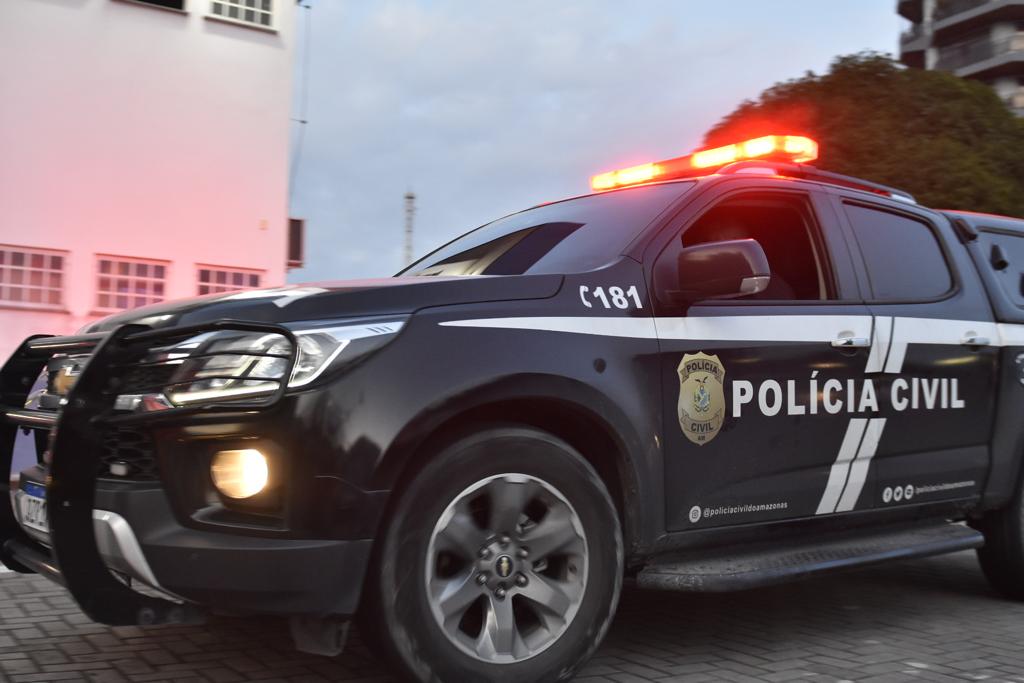 A Polícia Civil do Amazonas (PC-AM), por meio da 66ª Delegacia Interativa de Polícia (DIP) de Envira (a 1.208 quilômetros de Manaus), cumpriu, na terça-feira (10/06), mandados de prisão preventiva de dois homens, de 24 e 36 anos, por estupro de vulnerável contra uma adolescente de 13 anos. As prisões foram efetuadas no município.