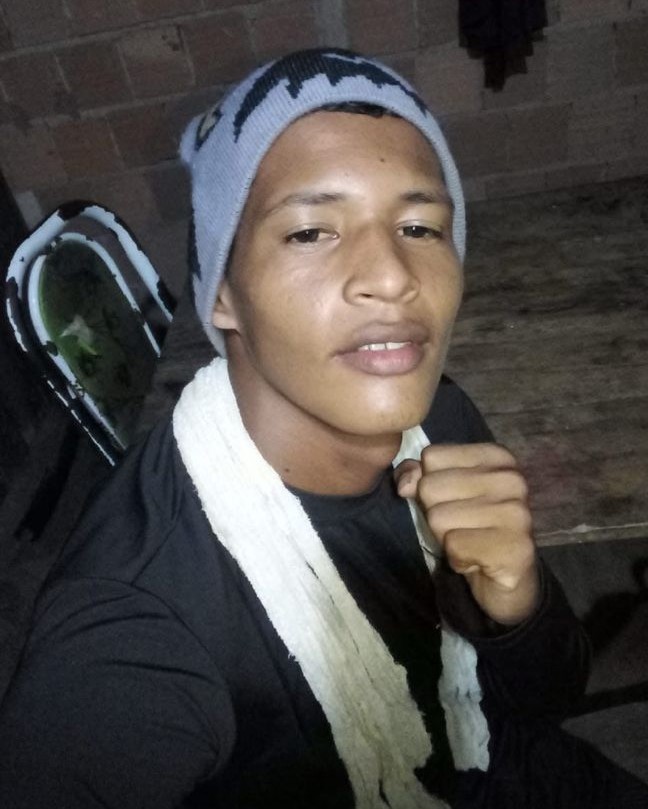 A Polícia Civil do Amazonas (PC-AM), por meio da 58ª Delegacia Interativa de Polícia (DIP) de Uarini (a 565 quilômetros de Manaus), divulga a imagem de Elizeu de Luna Brito, de 24 anos, que está sendo procurado por tentativa de estupro e lesão corporal contra uma idosa. A ação foi praticada no sábado (07/06), no município.
