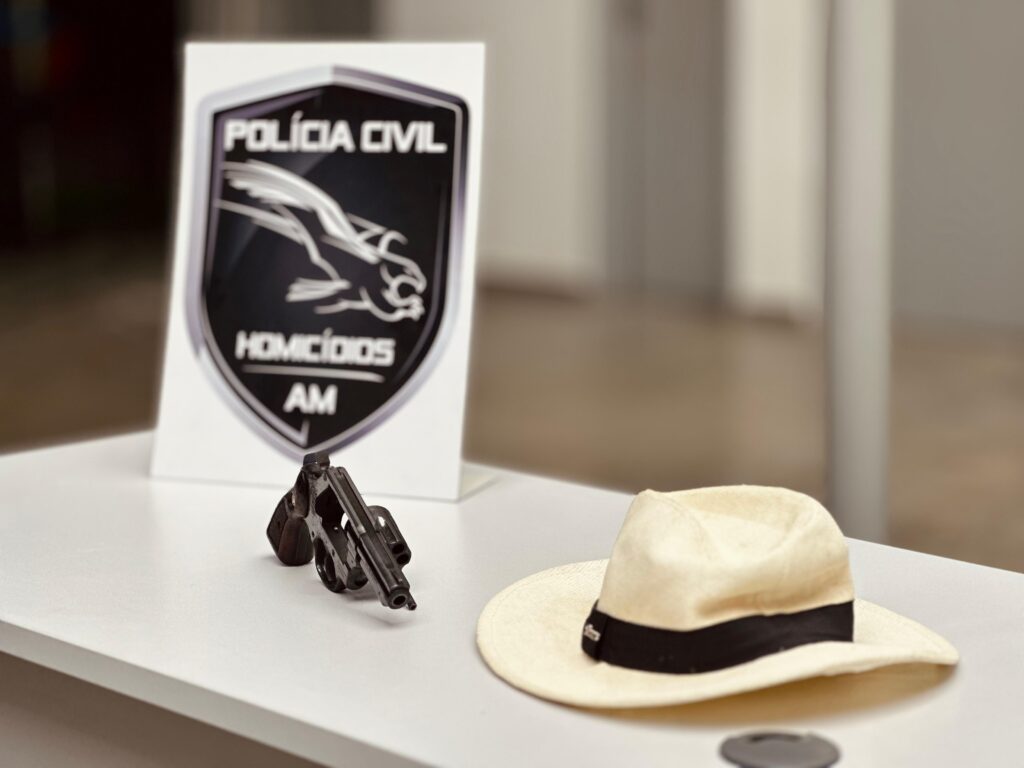 A Polícia Civil do Amazonas (PC-AM), por meio do Núcleo de Combate ao Feminicídio (NCF), da Delegacia Especializada em Homicídios e Sequestros (DEHS), cumpriu, na quinta-feira (12/06), mandado de prisão temporária de Antônio Marcio Silva de Castro, 52, pelo feminicídio de Manuella Sabrina Barros Queirós, 23, e o homicídio de Victor Hugo de Oliveira Flores, 27, praticados no domingo (08/06), no bairro Novo Aleixo, zona norte.