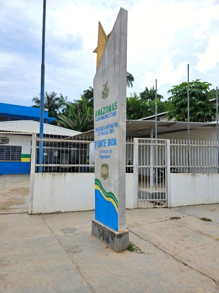 A Polícia Militar do Amazonas (PMAM), por meio do 3º Batalhão de Polícia Militar (BPM), prendeu um homem, de idade não informada, suspeito de esfaquear um outro homem nas costas, no domingo (08/06), no município de Fonte Boa (a 678 quilômetros de Manaus). A ocorrência foi atendida pela equipe do 5º Grupamento da Polícia Militar (GPM).