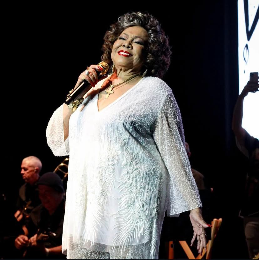 O show que celebra os 50 anos de carreira de Alcione está cada vez mais perto — e os ingressos do Front Stage já estão no 3º lote, o que reforça o ritmo acelerado das vendas. Quem ainda não garantiu presença nessa noite histórica, que acontece no dia 21 de junho, no Studio 5, deve se antecipar para não ficar de fora.