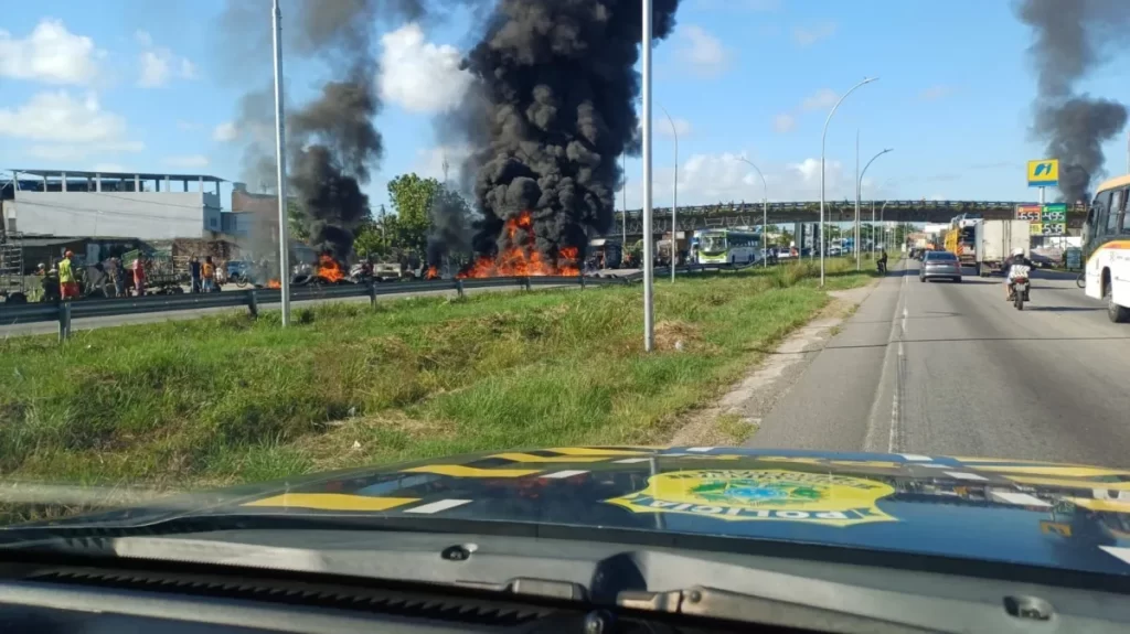 As primeiras horas da manhã desta segunda-feira (16) foram marcadas por uma série de protestos que afetaram o tráfego de veículos em importantes vias do Recife e de Olinda.