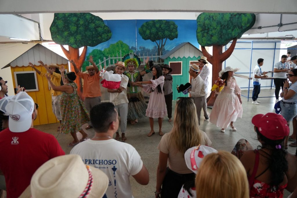 Com alta demanda, a visita guiada ao Bumbódromo de Parintins (a 369 quilômetros de Manaus) recebeu um total de 1.051 visitantes, superando os números de 2024, que registrou 877 participantes. O aumento reforça o crescimento do turismo na Ilha Tupinambarana durante o período do Festival de Parintins.