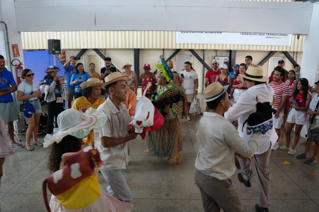 Com alta demanda, a visita guiada ao Bumbódromo de Parintins (a 369 quilômetros de Manaus) recebeu um total de 1.051 visitantes, superando os números de 2024, que registrou 877 participantes. O aumento reforça o crescimento do turismo na Ilha Tupinambarana durante o período do Festival de Parintins.