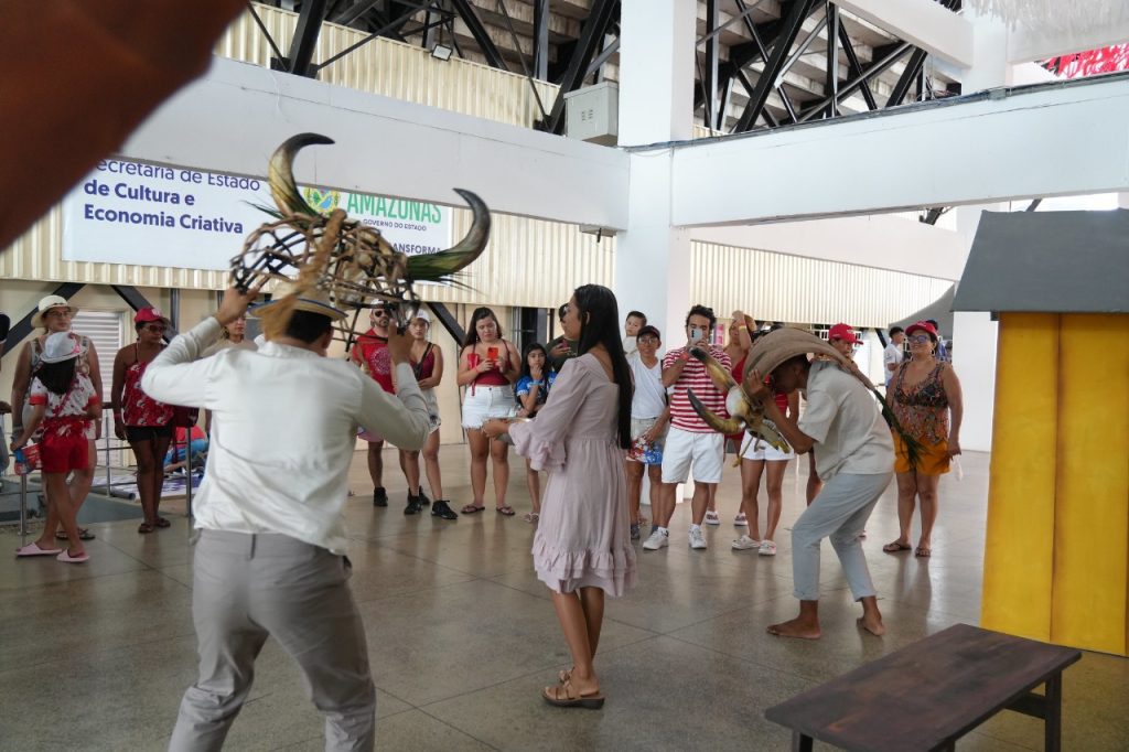 Com alta demanda, a visita guiada ao Bumbódromo de Parintins (a 369 quilômetros de Manaus) recebeu um total de 1.051 visitantes, superando os números de 2024, que registrou 877 participantes. O aumento reforça o crescimento do turismo na Ilha Tupinambarana durante o período do Festival de Parintins.