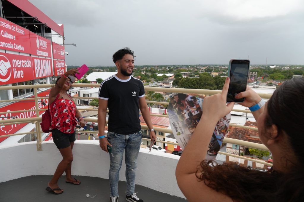 Com alta demanda, a visita guiada ao Bumbódromo de Parintins (a 369 quilômetros de Manaus) recebeu um total de 1.051 visitantes, superando os números de 2024, que registrou 877 participantes. O aumento reforça o crescimento do turismo na Ilha Tupinambarana durante o período do Festival de Parintins.