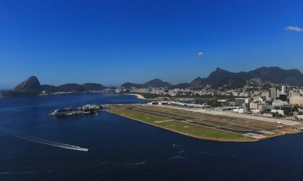 A cúpula do Brics, que será realizada no Rio de Janeiro, nos dias 6 e 7 de julho, provocará a suspensão de pousos e decolagens no Aeroporto Santos Dumont, no centro da cidade.