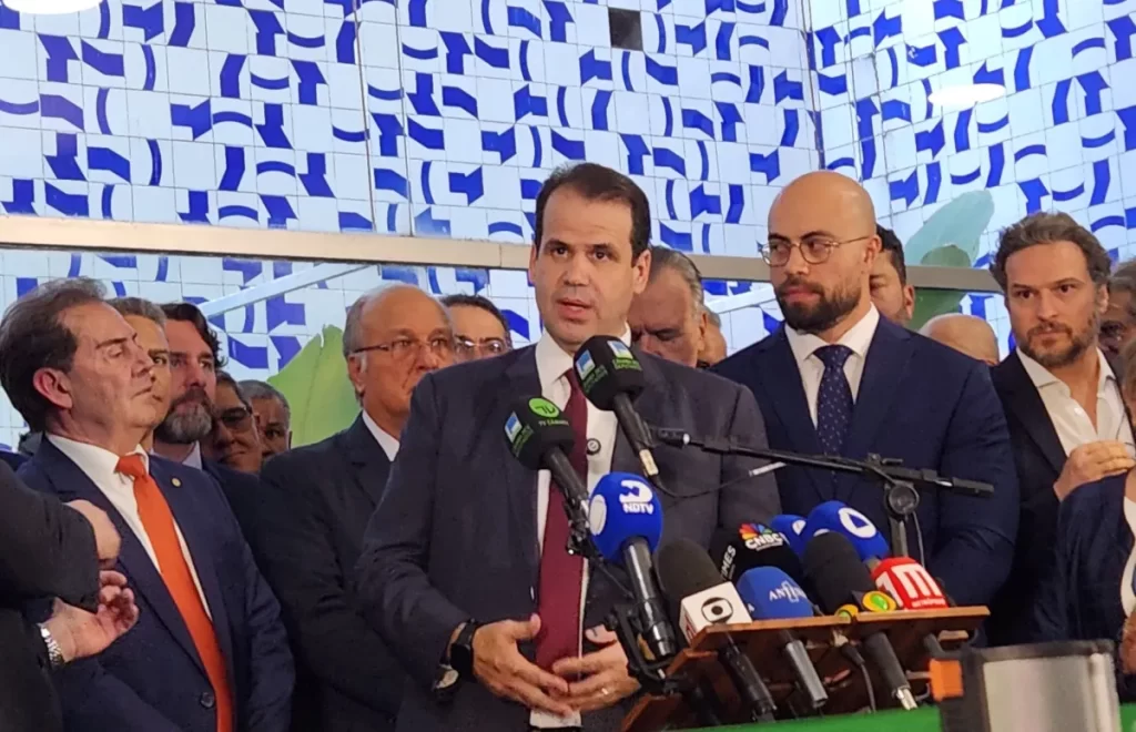 O Solidariedade e o PRD confirmaram nesta quarta-feira (25) a formação de uma federação partidária entre as siglas. A nova aliança foi anunciada em ato na Câmara dos Deputados com a presença de integrantes e dos chefes das legendas, além do presidente da Casa, Hugo Motta (Republicanos-PB).