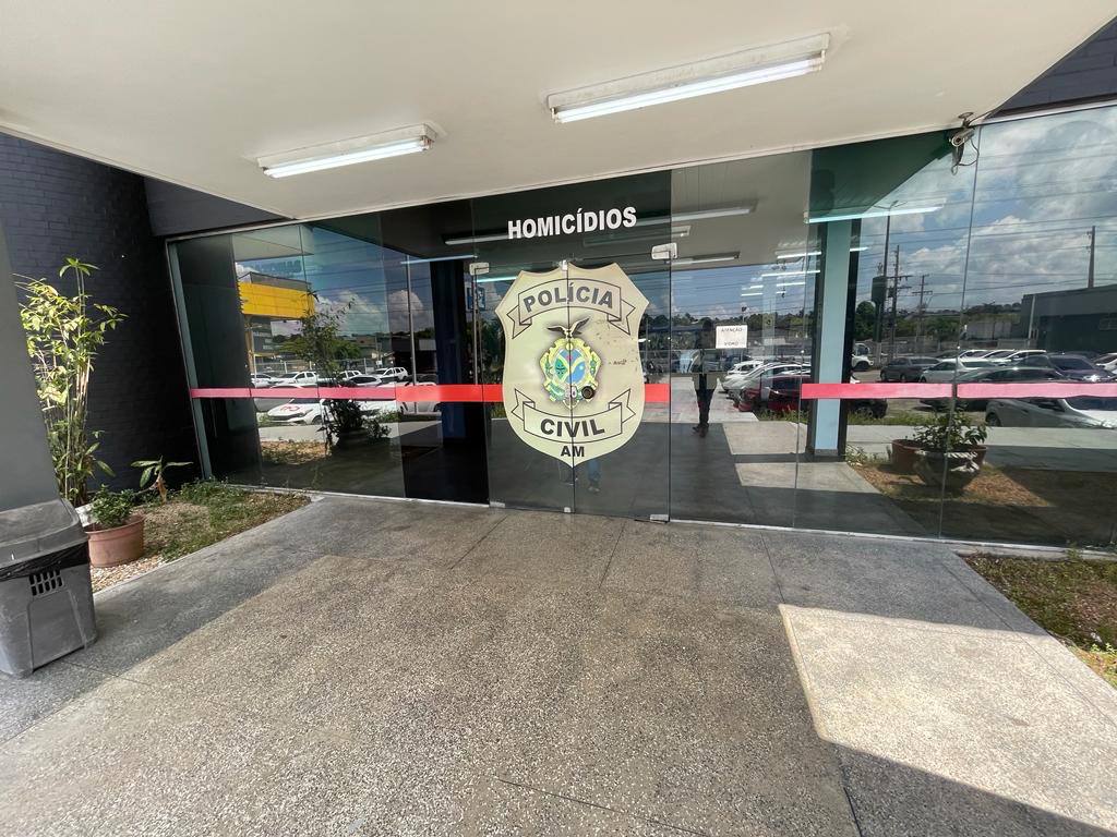 A Polícia Civil do Amazonas (PC-AM), por meio da Delegacia Especializada em Homicídios e Sequestros (DEHS), em ação integrada com a 9ª Companhia Interativa Comunitária (Cicom), da Polícia Militar do Amazonas (PMAM), prendeu em flagrante, na quinta-feira (19/06), um homem, 53, por ocultação de cadáver da própria mãe, 85. A prisão foi efetuada no bairro São José Operário, zona leste.