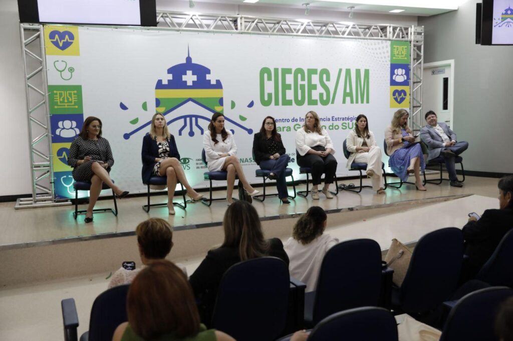 O Amazonas sediou, nesta quinta-feira (17/07), a abertura do 5º Encontro Nacional da Rede do Centro de Inteligência Estratégica para a Gestão do Sistema Único de Saúde (Cieges), que traz como temas centrais a transformação digital e o uso da inteligência artificial no SUS. O evento é organizado pela Secretaria de Estado de Saúde (SES-AM) e pelo Conselho Nacional de Secretários de Saúde (Conass), e recebe representantes do Ministério da Saúde (MS) e de mais 17 estados brasileiros, além de autoridades locais e nacionais.
