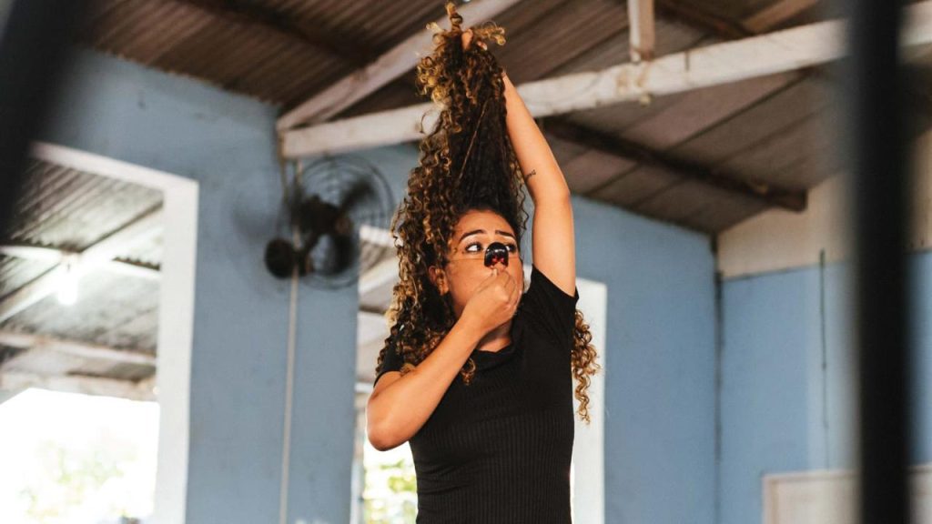 Manaus recebe, entre os dias 3 e 5 de julho, o projeto “Gira de Palhaças – Em busca do riso”, uma imersão artística voltada exclusivamente para mulheres de diferentes contextos e identidades. O encontro será realizado no Centro de Artes Integradas do Amazonas (Caia), localizado na avenida Constantino Nery, bairro São Geraldo, zona centro-sul, sempre das 8h30 às 12h30. A proposta é cruzar experiências artísticas com saberes ancestrais, tendo como ferramenta principal a palhaçaria, em especial a máscara clownesca, para estimular afetos, cumplicidades e descobertas cênicas.