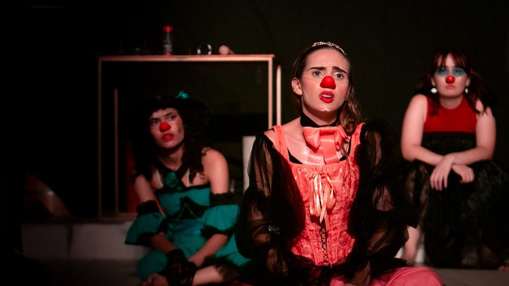 Manaus recebe, entre os dias 3 e 5 de julho, o projeto “Gira de Palhaças – Em busca do riso”, uma imersão artística voltada exclusivamente para mulheres de diferentes contextos e identidades. O encontro será realizado no Centro de Artes Integradas do Amazonas (Caia), localizado na avenida Constantino Nery, bairro São Geraldo, zona centro-sul, sempre das 8h30 às 12h30. A proposta é cruzar experiências artísticas com saberes ancestrais, tendo como ferramenta principal a palhaçaria, em especial a máscara clownesca, para estimular afetos, cumplicidades e descobertas cênicas.