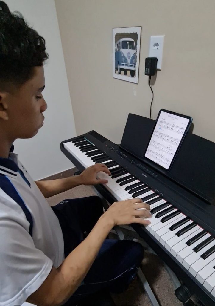Neste sábado (05/07), às 10h, o Centro Cultural Palácio Rio Negro recebe o Recital de Piano dos Alunos do 1º Ano Técnico, em um evento que marca o início da trajetória artística de jovens pianistas. A entrada é gratuita, com classificação livre e duração prevista de uma hora.