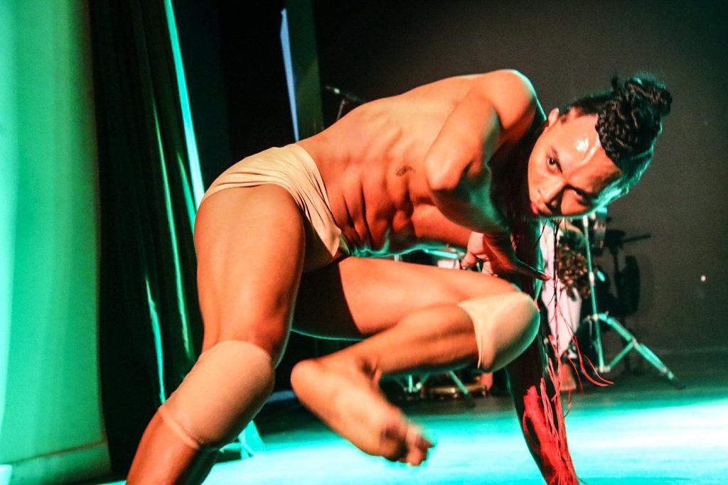 O Teatro da Instalação recebe o espetáculo “Saberes que dançam: Temporada de Onà”, solo do artista Eduardo Cunha, que une dança contemporânea, capoeira e ancestralidade afro-brasileira em uma jornada coreográfica potente e simbólica. As apresentações serão em três sessões abertas ao público, nesta quarta-feira (09/07), às 9h30, e na sexta-feira (11/07), às 9h30 e às 15h. O espetáculo é gratuito, tem 35 minutos de duração e é livre para todos os públicos com entrada gratuita.