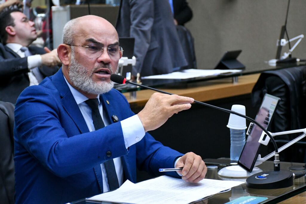 O deputado estadual Cabo Maciel (PL) acompanhou, na segunda-feira (07/07), o governador Wilson Lima (UB) durante agenda oficial nos municípios de Manaquiri e Careiro Castanho, para entrega de investimentos no valor de R$ 2,1 milhões voltados ao fomento do setor primário, à segurança alimentar e à infraestrutura urbana. A agenda reforça o compromisso do Governo do Amazonas com o fortalecimento da economia no interior e a valorização do homem do campo.