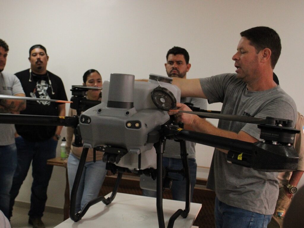 O Governo de Roraima, por meio do Iater (Instituto de Assistência Técnica e Extensão Rural de Roraima), iniciou um curso de capacitação voltado à operação de drones agrícolas. A formação vai qualificar 20 profissionais para o uso de tecnologias avançadas no campo, promovendo melhorias na produtividade, no monitoramento e no uso racional dos recursos naturais.