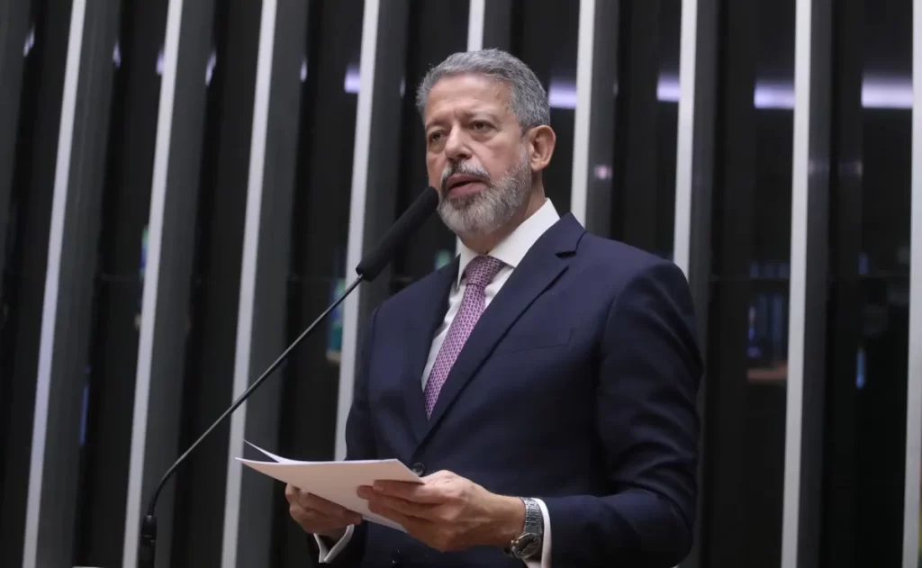 O relator do projeto que amplia a faixa de isenção do IR (Imposto de Renda), Arthur Lira (PP-AL), irá apresentar o parecer sobre a proposta nesta quinta-feira (10), na comissão especial da Câmara dos Deputados que debate o assunto.