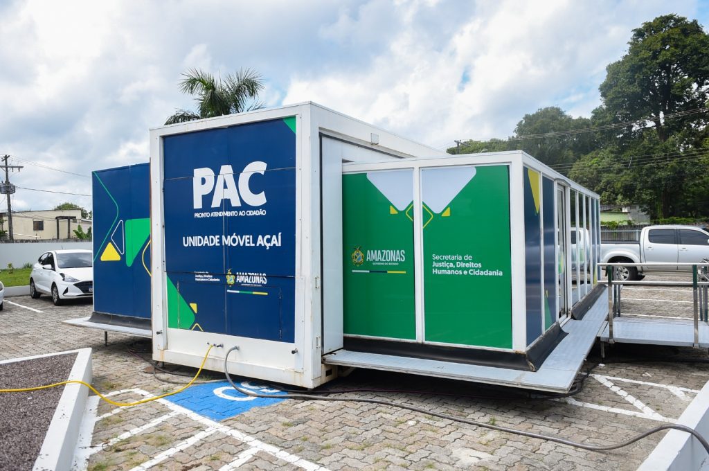 A população da zona leste de Manaus agora tem mais um ponto de serviços de cidadania perto de casa. O Pronto Atendimento ao Cidadão (PAC) Móvel Açaí iniciou o atendimento no Centro de Atenção Integral à Criança (Caic) Edson Melo, na avenida Cosme Ferreira, bairro Zumbi 2, nesta quarta-feira (02/07).