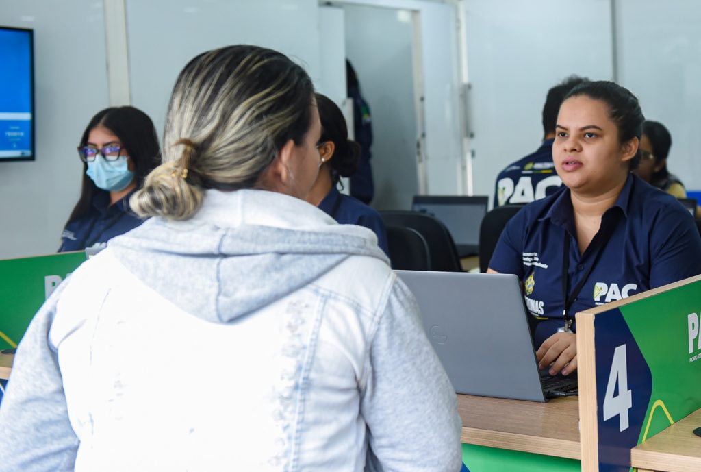 A população da zona leste de Manaus agora tem mais um ponto de serviços de cidadania perto de casa. O Pronto Atendimento ao Cidadão (PAC) Móvel Açaí iniciou o atendimento no Centro de Atenção Integral à Criança (Caic) Edson Melo, na avenida Cosme Ferreira, bairro Zumbi 2, nesta quarta-feira (02/07).