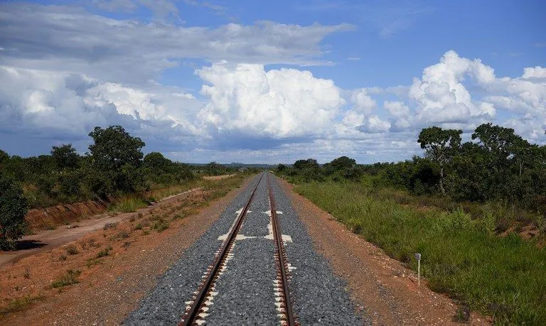 A ferrovia projeta uma integração logística estratégica entre os dois países, encurtando distâncias e custos no comércio bilateral.