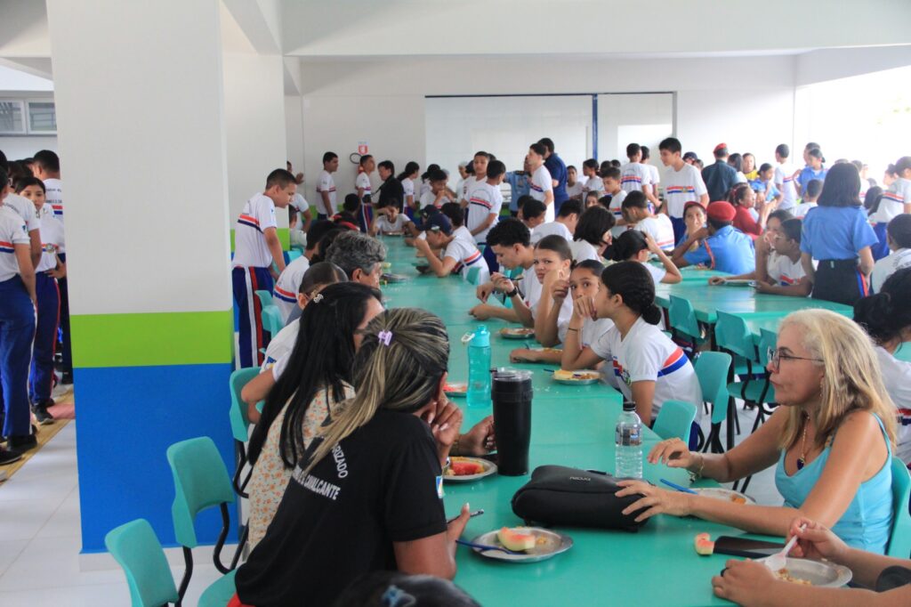 O bloco principal possui área total de 4.332,24 m² e abriga 30 salas de aulas, 14 banheiros, além de salas da gestão, administração, orientação, sala de professores, laboratórios, copa cozinha e refeitórios. O Governo de Roraima está promovendo uma reforma completa na escola e para não prejudicar as atividades letivas, os serviços ocorrem por blocos.