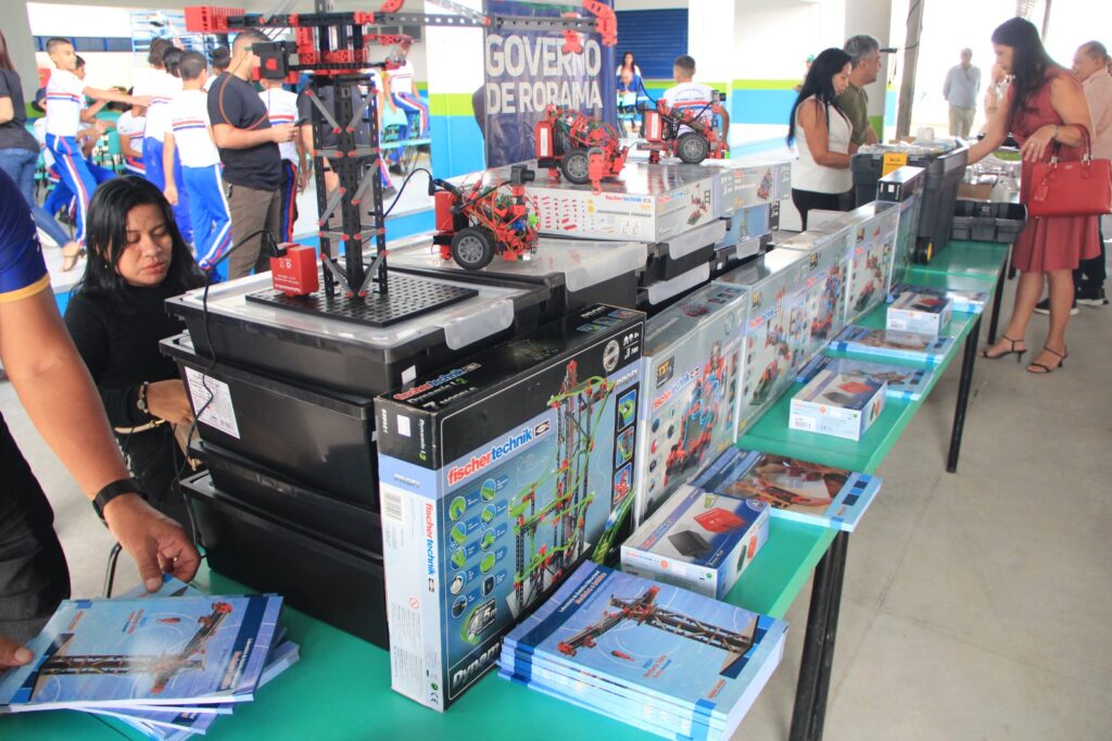 O bloco principal possui área total de 4.332,24 m² e abriga 30 salas de aulas, 14 banheiros, além de salas da gestão, administração, orientação, sala de professores, laboratórios, copa cozinha e refeitórios. O Governo de Roraima está promovendo uma reforma completa na escola e para não prejudicar as atividades letivas, os serviços ocorrem por blocos.