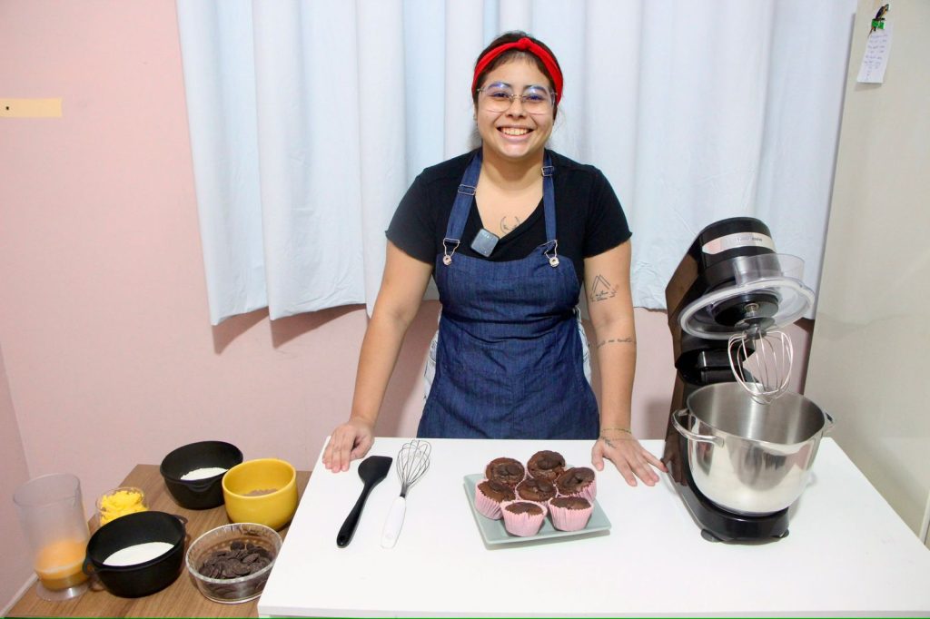 Foi quando Jordana conheceu o Crédito Rosa e decidiu solicitar o financiamento. Caso fosse contemplada, ela usaria o dinheiro para estruturar e organizar todo o empreendimento e produção, que naquele momento fornecia brownies e pudins para restaurantes, além de vendê-los no Centro de Manaus. Em uma semana, ela foi informada de que havia conseguido o financiamento.