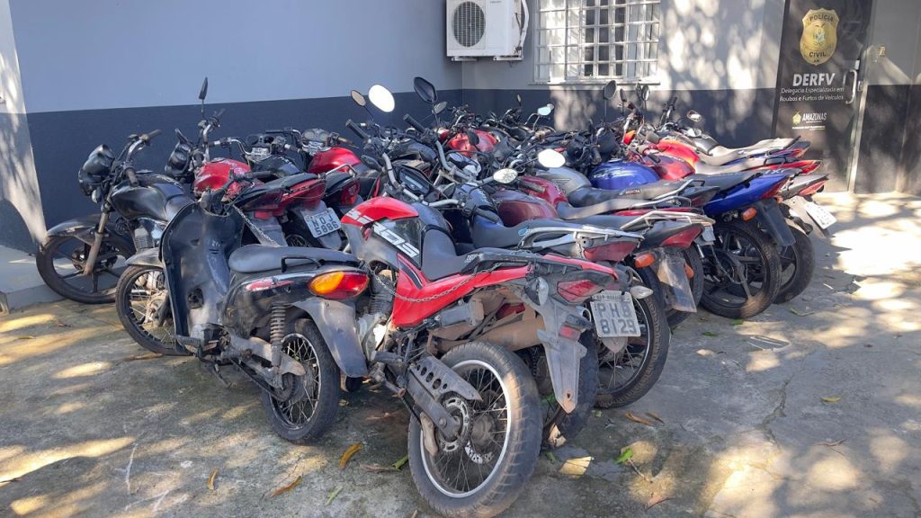 A Polícia Civil do Amazonas (PC-AM), por meio da Delegacia Especializada em Roubos e Furtos de Veículos (DERFV), devolveu, nesta terça-feira (08/07), 32 motocicletas aos seus legítimos proprietários. A ação integra a sétima fase da Operação Amazonas Sem Fronteira, que tem como objetivo desarticular grupos criminosos envolvidos em roubos e furtos de veículos.