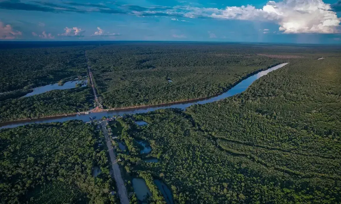 A Rota Amazônica, projeto de integração logística entre o Brasil e países banhados pelo Oceano Pacífico, deve ser concluída até setembro deste ano, segundo afirmou a ministra do Planejamento e Orçamento, Simone Tebet, durante audiência pública na Câmara dos Deputados.