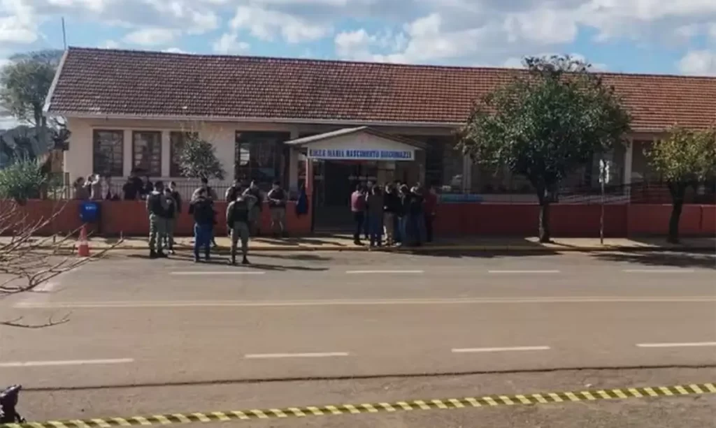 O Ministério da Educação (MEC) determinou o envio de psicólogas do Núcleo de Resposta e Reconstrução de Comunidades Escolares, especializada em situações de crise e violência extrema, para apoiar a comunidade da Escola Municipal de Ensino Fundamental Maria Nascimento Giacomazzi, em Estação (RS), onde houve um ataque na maanhã desta terça-feira (8). 