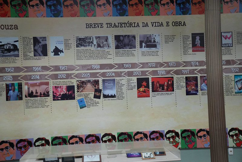Um resgate histórico, através de registros e documentos, reconta o incêndio de 1945 que destruiu, aproximadamente, 40 mil obras da Biblioteca Pública do Amazonas. Para marcar a data de 80 anos do incêndio, o espaço promove a exposição “Cinzas, Memória e Reconstrução: 80 anos do Incêndio da Biblioteca Pública do Amazonas”, que iniciou nesta sexta-feira (22/08) e segue até o dia 29 de agosto, das 9h às 15h.