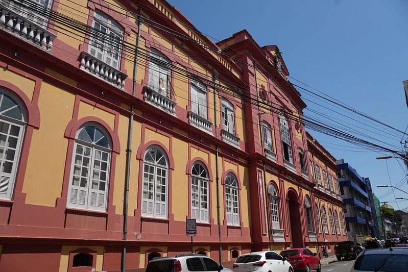 Um resgate histórico, através de registros e documentos, reconta o incêndio de 1945 que destruiu, aproximadamente, 40 mil obras da Biblioteca Pública do Amazonas. Para marcar a data de 80 anos do incêndio, o espaço promove a exposição “Cinzas, Memória e Reconstrução: 80 anos do Incêndio da Biblioteca Pública do Amazonas”, que iniciou nesta sexta-feira (22/08) e segue até o dia 29 de agosto, das 9h às 15h.