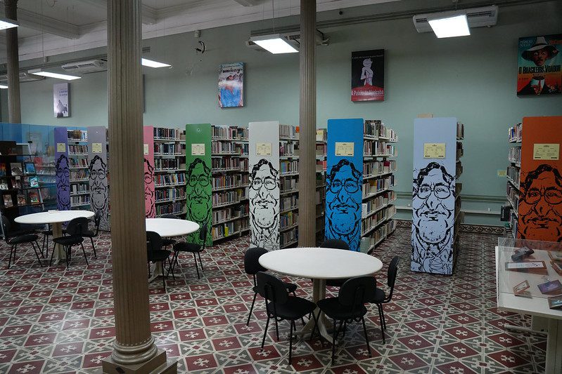 Um resgate histórico, através de registros e documentos, reconta o incêndio de 1945 que destruiu, aproximadamente, 40 mil obras da Biblioteca Pública do Amazonas. Para marcar a data de 80 anos do incêndio, o espaço promove a exposição “Cinzas, Memória e Reconstrução: 80 anos do Incêndio da Biblioteca Pública do Amazonas”, que iniciou nesta sexta-feira (22/08) e segue até o dia 29 de agosto, das 9h às 15h.