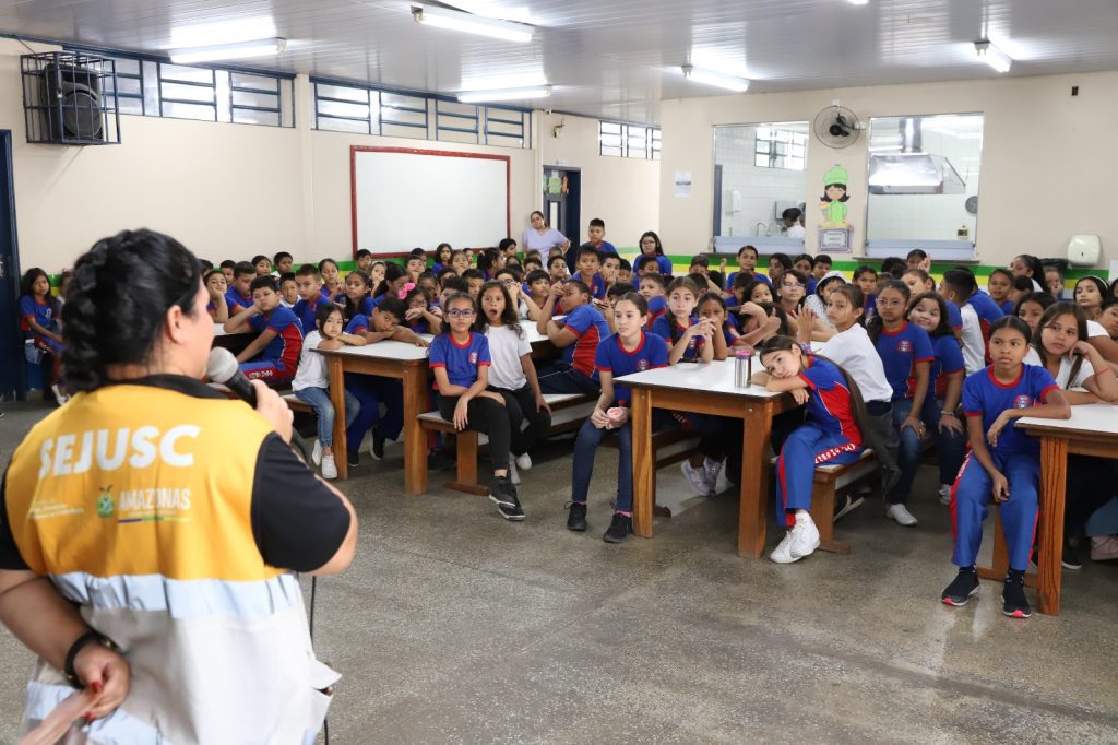 A Secretaria de Estado de Educação e Desporto Escolar realizou, a partir de seu Núcleo de Inteligência em Segurança Escolar (Nise), mais uma ação do programa Educa Nise, nesta quarta-feira (06/08). Em 2025, a iniciativa já alcançou 105 escolas estaduais, em toda a região metropolitana. Nas atividades, os profissionais do Nise realizam palestras sobre o combate ao bullying, ao cyberbullying, ao uso de drogas na adolescência e ao assédio sexual.