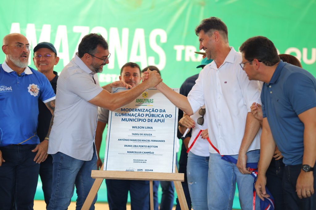 O governador Wilson Lima segue ampliando os investimentos na infraestrutura do interior. Em Apuí (a 453 quilômetros de Manaus), ele anunciou, na quarta-feira (06/08), a segunda etapa das obras de recuperação do sistema viário do município e inaugurou a iluminação pública de LED, modernizada por meio do programa Ilumina+ Amazonas. O investimento é de R$ 41,5 milhões.
