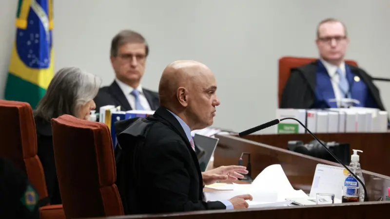 Bolsonaro a um voto da condenação e provocação a Trump: como votaram Alexandre de Moraes e Flávio Dino