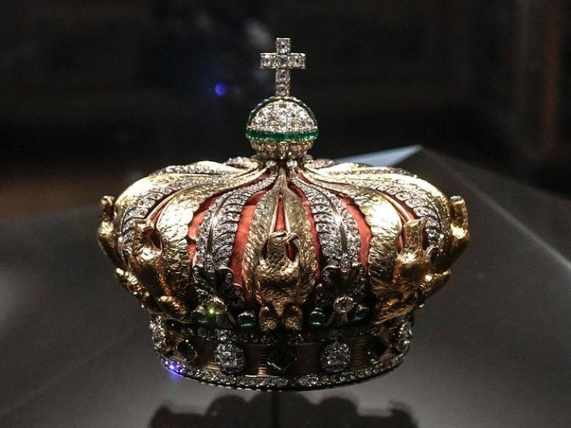 Coroa de diamantes é recuperada após roubo no Museu do Louvre, diz TV francesa