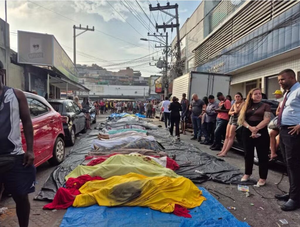 Comunidade do Rio amanhece com fila de corpos em praça após megaoperação