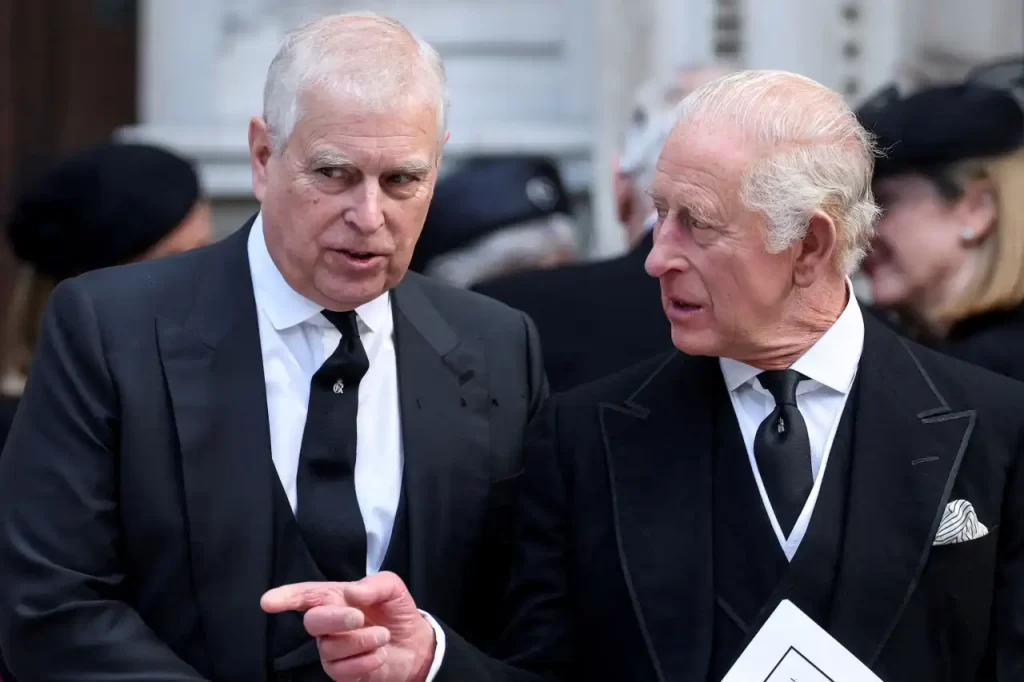 Rei Charles III ordena retirada de títulos e bane príncipe Andrew por escandâlo sexual