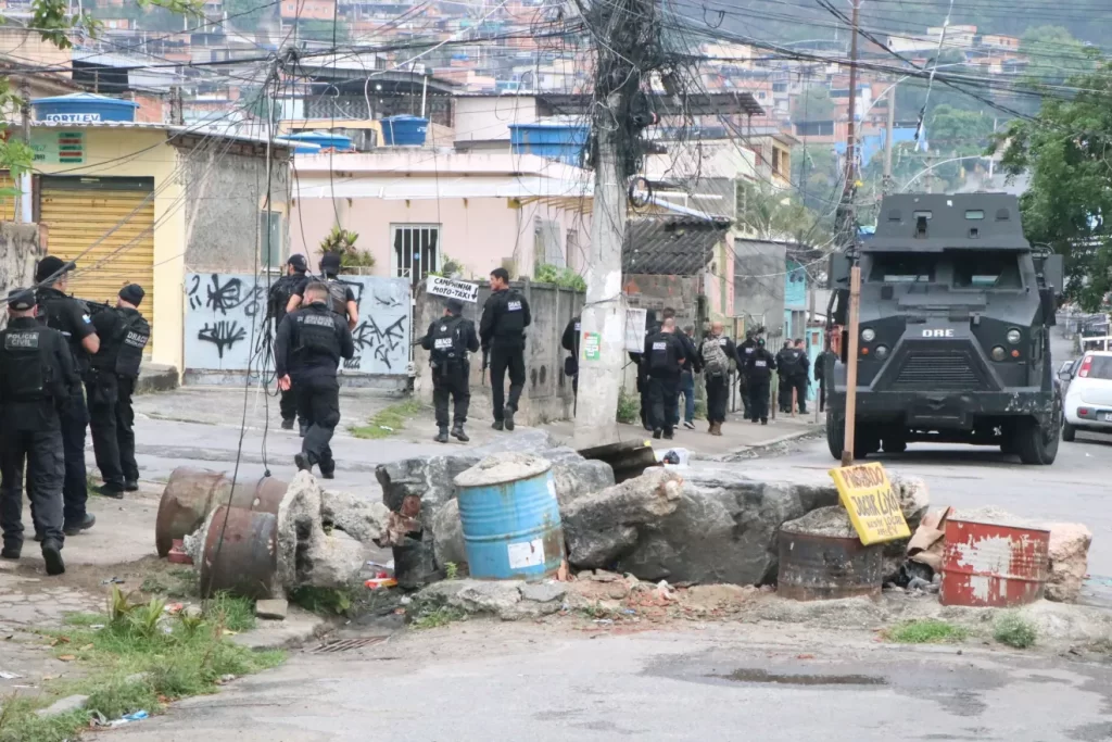 Operação no RJ: 64 mortos, retaliação do CV e caos por todos os lados