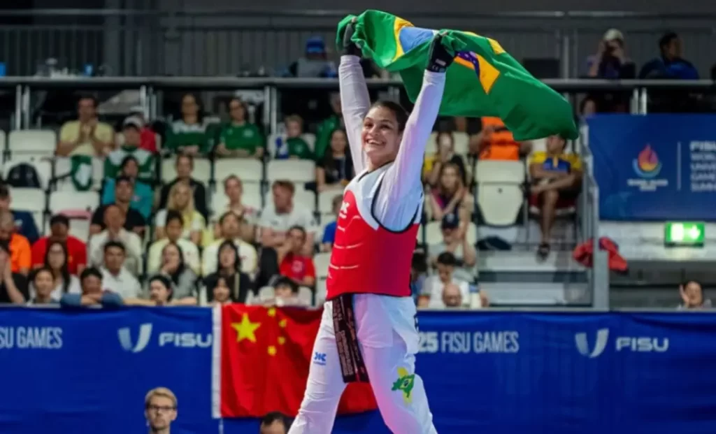 Maria Clara Pacheco é campeã e Brasil leva ouro no taekwondo após 20 anos