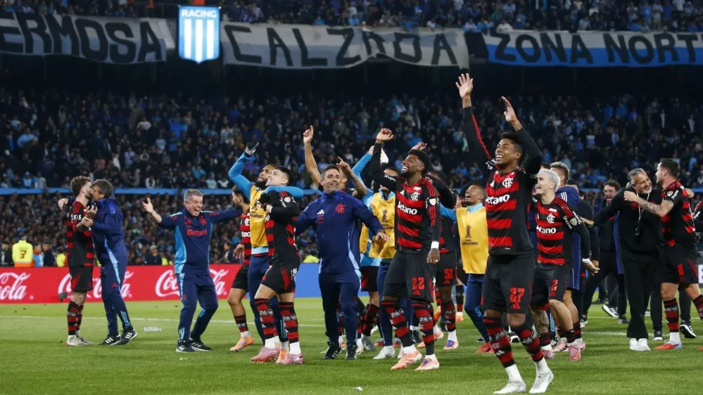 Flamengo supera expulsão, segura Racing e está na final da Libertadores