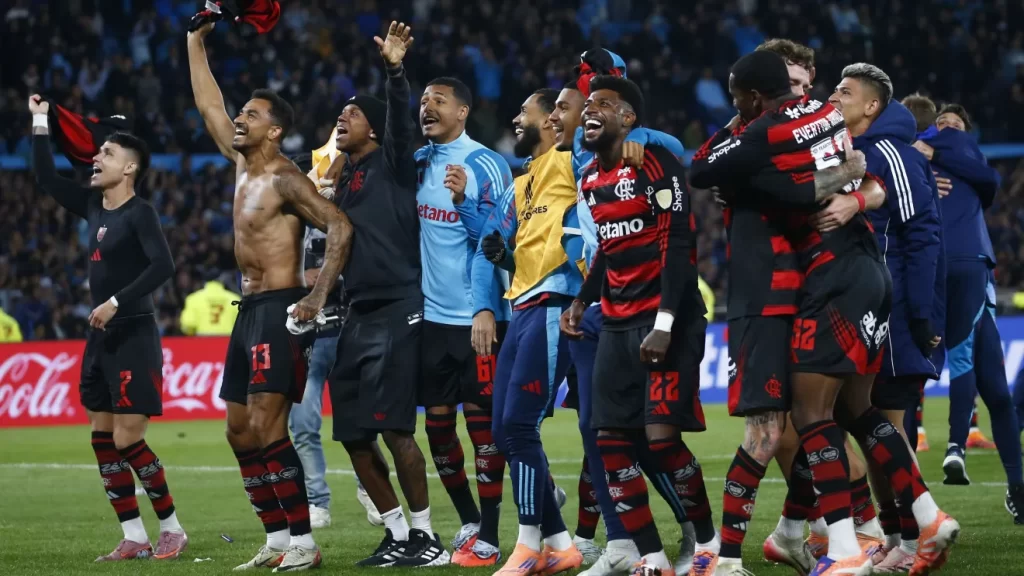 Flamengo supera expulsão, segura Racing e está na final da Libertadores