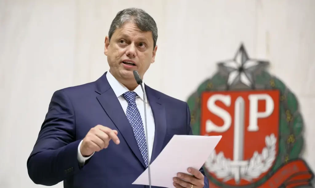 Tarcísio de Freitas volta a mirar presidente Lula e diz que “troca de CEO” faria Brasil funcionar”