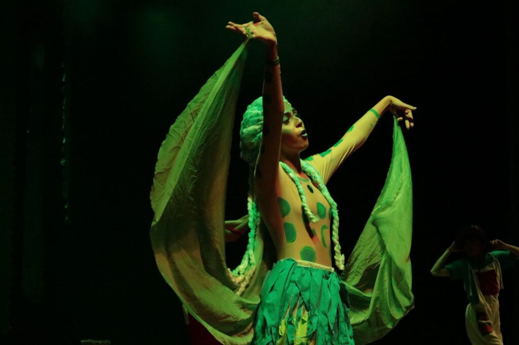 Espatódea Trupe celebra dez anos levando encanto e aprendizado ao palco do Teatro Amazonas