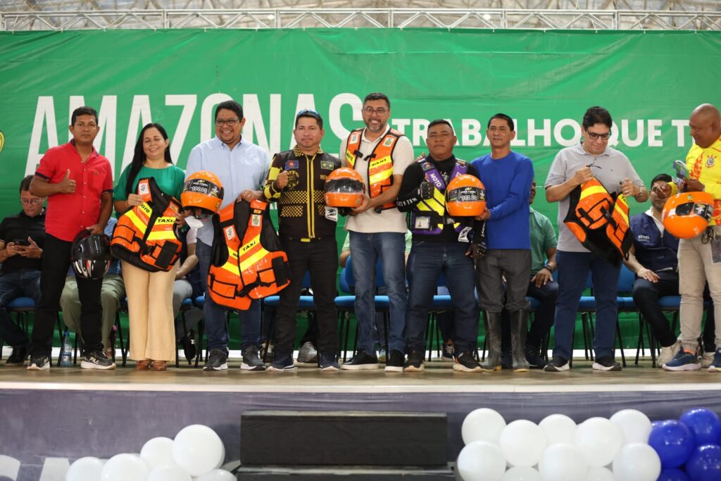 Detran-AM entrega mais de 500 kits de segurança do projeto Motociclista Legal, no município de Tabatinga