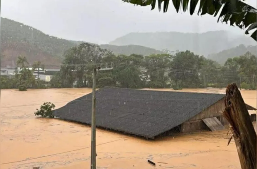 Imagens: Casas ficam embaixo d’água após temporal atingir município de SC